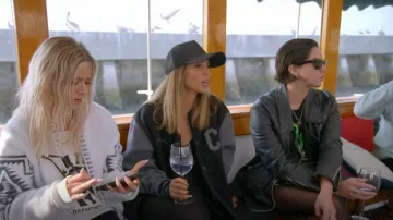 Ocean Beach Medium San Francisco Varsity Jacket porté par Self (Scheana Shay) comme on le voit dans Vanderpump Rules (S11E14)