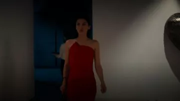 Robe mi-longue cramoisie Safiyaa Delani portée par Thony (Elodie Yung) dans La femme de ménage (S03E08)