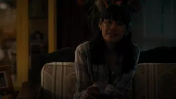 Chemise à carreaux Rails Hunter en lagon pêche portée par Fiona (Martha Millan) comme on le voit dans La femme de ménage (S03E08)