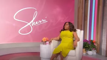 Vestido midi fruncido lateral de Zara usado por Sherri Shepherd visto en Sherri el 29 de abril de 2024