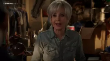 Ralph Lauren Chemise western en chambray ajustée portée par Meemaw (Annie Potts) dans Young Sheldon (S07E10)