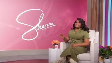 Vestido midi cruzado delantero de Mila Mae usado por Sherri Shepherd como se ve en Sherri el 2 de mayo de 2024