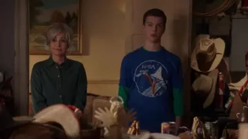 T-shirt Nasa Vintage Shuttle & Satellite porté par Sheldon Cooper (Iain Armitage) tel qu’on le voit dans Young Sheldon (S07E10)