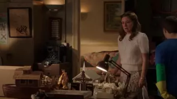 L. L. Bean brodé à la main Floral tricot pull porté par Mary Cooper (Zoe Perry) comme on le voit dans Young Sheldon (S07E10)