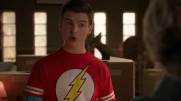 Le T-shirt athlétique rouge pour homme Flash DC Comics Flash porté par Sheldon Cooper (Iain Armitage) tel qu’on le voit dans Young Sheldon (S07E10)