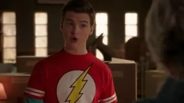 Le T-shirt athlétique rouge pour homme Flash DC Comics Flash porté par Sheldon Cooper (Iain Armitage) tel qu’on le voit dans Young Sheldon (S07E10)