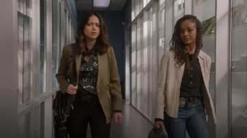 Veronica Beard Myla Dickey Blazer en satin olive porté par Angela Lopez (Alyssa Diaz) comme on le voit dans The Rookie (S06E07)
