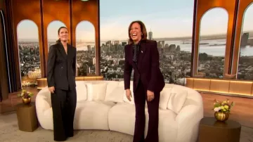 Pantalones de traje clásicos de Alexander McQueen usados por Kamala Harris como se ve en The Drew Barrymore Show el 29 de abril de 2024