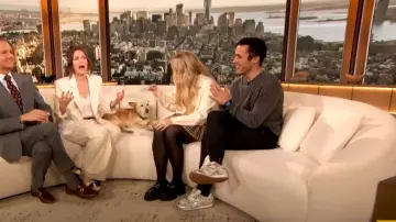 Minijupe plissée en laine à carreaux portée par Meghan Trainor dans The Drew Barrymore Show le 30 avril 2024
