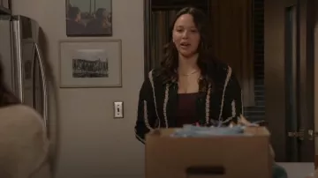 Cárdigan de punto abierto de Elan Taylor usado por Lucy Chen (Melissa O'Neil) como se ve en The Rookie (T06E07)