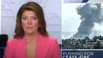 Michael Kors Collection Veste blazer en crêpe galbe extensible portée par Norah O’Donnell telle qu’on la voit dans CBS Evening News le 30 avril 2024