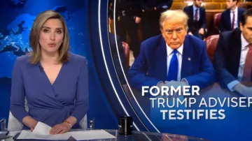 Giorgio Armani Robe mi-longue en viscose mélangée au point de Milan portée par Margaret Brennan dans CBS Evening News le 3 mai 2024