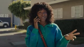 Serie de televisión Hacks: Kriby lleva un suéter de Zara Argyle para interpretar a Daisy en el episodio 1 de la temporada 2