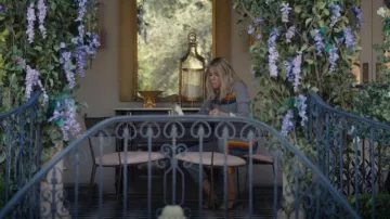 Sweat à capuche zippé Aviator Nation porté par DJ (Kaitlin Olson) comme on le voit dans Hacks (S02E01)