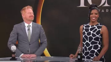 Robe droite en jacquard de coton et de soie girafe de la collection Michael Kors portée par Renée Elise Goldsberry dans CBS Mornings le 30 avril 2024