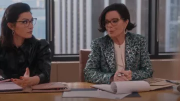 Blazer en jacquard Max Mara porté par Margaret (Marcia Gay Harden) comme on le voit dans So Help Me Todd (S02E08)
