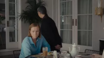 Pull zippé re/fait porté par Ava (Hannah Einbinder) comme on le voit dans Hacks (S02E01)