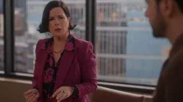 Michael Kors Brushstroke Camisa floral usada por Margaret (Marcia Gay Harden) como se ve en So Help Me Todd (T02E08)