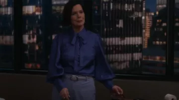 Blusa de seda con cuello anudado Zimmermann Natura usada por Margaret (Marcia Gay Harden) como se ve en So Help Me Todd (S02E08)