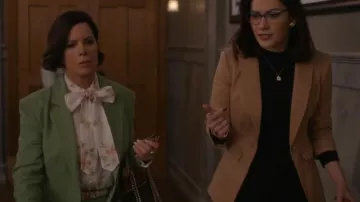 Cinturón de piel de becerro Ferragamo Double Gancio usado por Margaret (Marcia Gay Harden) como se ve en So Help Me Todd (S02E08)