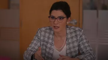 Camisola Babaton Galen usada por Susan (Inga Schlingmann) como se ve en So Help Me Todd (S02E08)