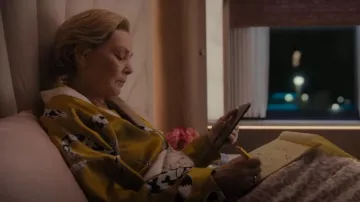 Bata de kimono Olivia Von Halle usada por Deborah Vance (Jean Smart) como se ve en Hacks (T02E03)