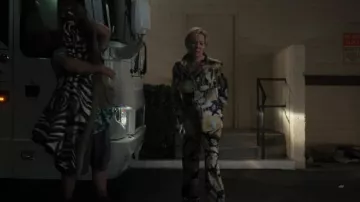 Pijama de seda Olivia Von Halle Lila usado por Deborah Vance (Jean Smart) como se ve en Hacks (T02E03)