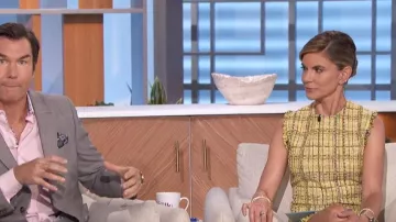 Msgm Mini-robe en tweed de coton mélangé effiloché portée par Natalie Morales comme on le voit dans The Talk le 29 avril 2024