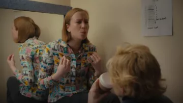 Blouse Alice + Olivia Willa portée par Ava (Hannah Einbinder) comme on le voit dans Hacks (S02E06)