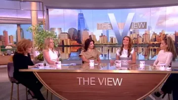 Reiss Lainey Satin Tux Jumpsuit portée par Sara Haines comme on le voit dans The View le 3 mai 2024