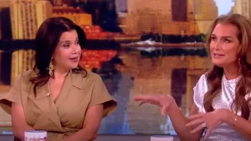 Lafayette 148 New York Vestido cruzado con cinturón usado por Ana Navarro como se ve en The View el 3 de mayo de 2024