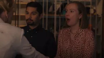 Chemisier à manches porté par Ava (Hannah Einbinder) dans Hacks (S02E06)
