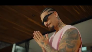 Gilet Ser.o.ya Light Pink & White-Stripe porté par Maluma à Maluma - Pit Stop (Vidéo officielle)