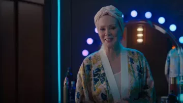 Olivia Von Halle Bata de satén usada por Deborah Vance (Jean Smart) como se ve en Hacks (T02E08)