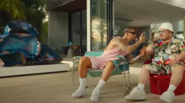 Ser.o.ya Short en tricot rose clair et rayures blanches porté par Maluma en Maluma - Pit Stop (Vidéo officielle)