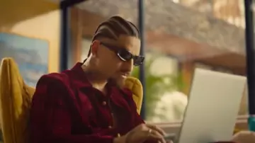 Camisa 'Lou' de terciopelo burdeos de Séfr usada por Maluma en Maluma - Pit Stop (Video Oficial)