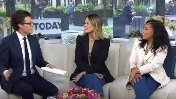 Blazer de gabardina con mangas abullonadas de Michael Kors usado por Savannah Guthrie visto en Today el 3 de mayo de 2024
