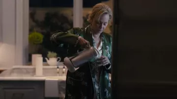 Pijama marfil de Olivia Von Halle usado por Deborah Vance (Jean Smart) como se ve en Hacks (T03E01)