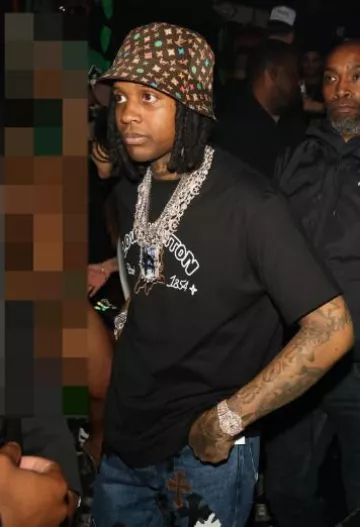 Vaqueros 'Fleurknee' con parche de cruz azul Chrome Hearts usado por Lil Durk en la cuenta de Instagram @lildurkfs