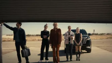 Camisa de terciopelo de Eileen Fisher usada por Deborah Vance (Jean Smart) como se ve en Hacks (T03E01)