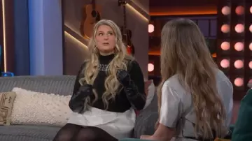 Blouse courte à col montant Zimmermann Matchmaker portée par Meghan Trainor dans The Kelly Clarkson Show le 29 avril 2024
