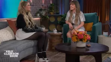 Sandales à plateforme Jodie 95 de Saint Laurent portées par Meghan Trainor dans The Kelly Clarkson Show le 29 avril 2024