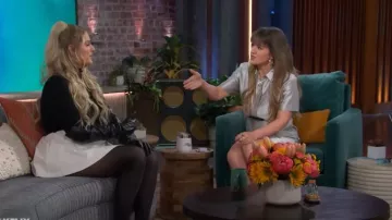Minirobe Shantung en soie à manches courtes Theory portée par Kelly Clarkson dans The Kelly Clarkson Show le 29 avril 2024