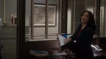 Blazer delantero con botones de Balmain usado por Samantha Maroun (Odelya Halevi) como se ve en Law & Order (T23E11)