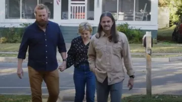 Camisa Wrangler para hombre con ribete en contraste de color canela Western Two Snap Flap Pocket usada por Brad como se ve en Home Town (S08E17)