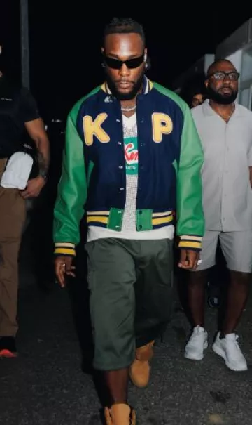 Gilet Kenzo White Fruit Sticker Logo porté par Burna Boy sur le compte Instagram @burnaboygram