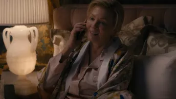 Bata de satén de Olivia Von Halle usada por Deborah Vance (Jean Smart) como se ve en Hacks (T03E02)