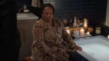 Ugg Marlow Double Face Fleece Robe worn by Miranda Bailey (Chandra Wilson) as seen in Grey's Anatomy (S20E06)