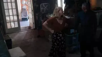 T-shirt à col en V Madewell Whisper porté par Ros (Paula Malcomson) dans Parish (S01E02)