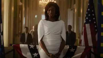 Robe drapée Betsy & Adam portée par Laura Abidemi-Smith (Enuka Okuma) telle qu’on la voit dans Parish (S01E05)